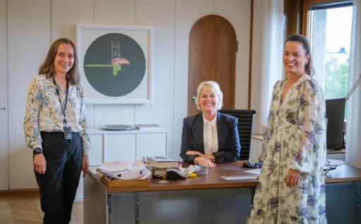 Heidrun Larsen Reisæter (f.v.), Vibeke Fürst Haugen og Liv Dingsør – på kringkastingssjefens fredede kontor, som blir stående som det er når NRK snart flytter. 