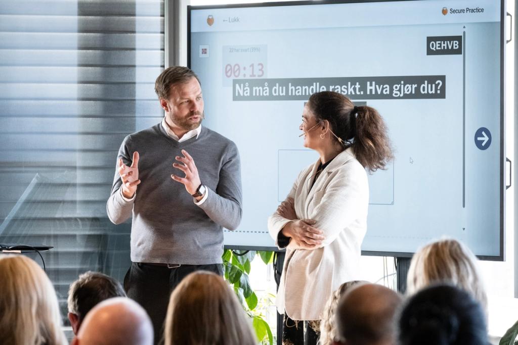 Erlend Andreas Gjære og Liv Dingsør holder øvelse i Oslo