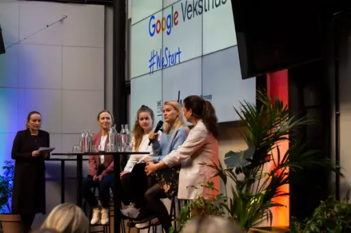 BRENNENDE ENGASJEMENT FOR KVINNELIG GRÜNDERSKAP (fra venstre): Ida Eliassen-Coker, sjefredaktør i Altså, Helle Evensen fra MicroClean, Lene Elisabeth Eide fra CleanCup, podcaster Yrja Oftedahl og Liv Dingsør fra DigitalNorway Foto: Google