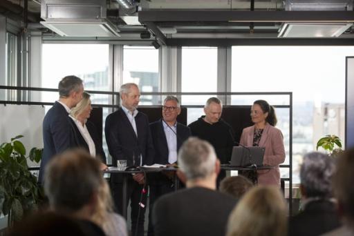 Jarle Roheim Håkonsen (fra venstre) ledet en gruppeoppgave, forkledd som en panelsamtale. Oppgaven gikk ut på å komme med løsninger for hvordan gründerhverdagen til Trude Kristin Kjevik Aakre i Nordconcept kan forenkles. (Videre fra venstre: Halvor E. Sigurdsen (NHO), David Norheim (Brønnøysundregistrene), Bendik Gill Bakken (Fiken) og Liv Dingsør (Digital Norway).