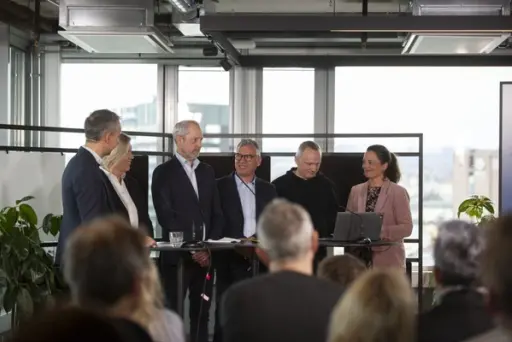 Jarle Roheim Håkonsen (fra venstre) ledet en gruppeoppgave, forkledd som en panelsamtale. Oppgaven gikk ut på å komme med løsninger for hvordan gründerhverdagen til Trude Kristin Kjevik Aakre i Nordconcept kan forenkles. (Videre fra venstre: Halvor E. Sigurdsen (NHO), David Norheim (Brønnøysundregistrene), Bendik Gill Bakken (Fiken) og Liv Dingsør (Digital Norway).
