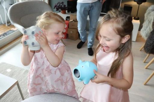 Grisekul innovasjon. Nöffe er blitt en schlager hos de første brukerne, som har den med i sengen og gleder seg til å mate den med sparepengene.