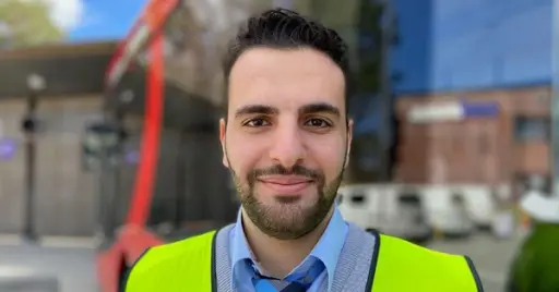 Ahmad Ibrahim Dean er instruktør for Unibuss i Vestregionen, hvor han driver med opplæring av nye sjåfører.