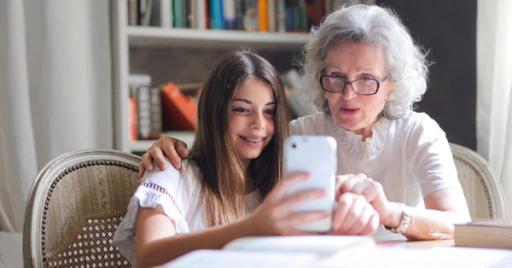 Eldre er positive til velferdsteknologi som kan gjøre hjemmene deres tryggere. Foto: Pexels