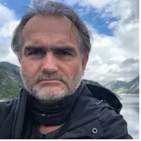 – Vi har kartlagt rundt to millioner trær langs kraftlinjene ved hjelp av droner, forklarer Bjarne Karlsen fra Glitre Nett. (Foto: Privat)
