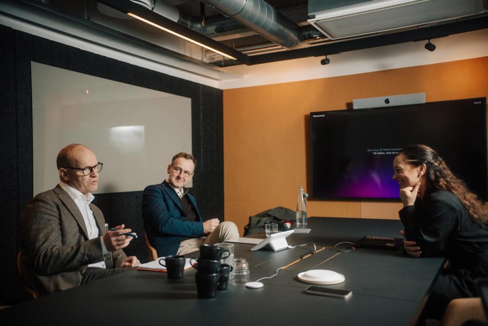 Fra venstre: Johnny Welle og Knut K. Bjørgaas i Kartverket i samtale med Liv Dingsør i Digital Norway. Alle foto: Ole M. Kinapel / NewsLab