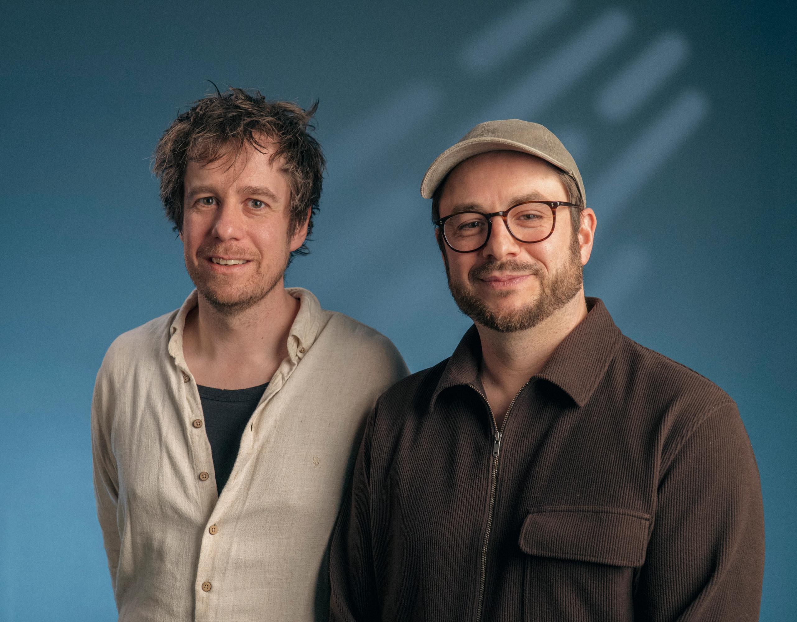 Spørsmålet om tek og teater kan forenes inspirerte dramaturg Anders Hasmo og regissør Peer Perez Øian til å gi hovedrollen til en chatbot. – Jobben vår som teaterfolk er å ta opp store spørsmål i folks bevissthet. Foto: Digital Norway