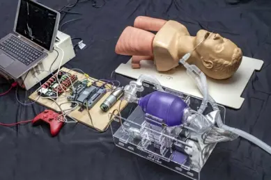 Dette er en tidlig prototype av MIT-ventilatoren som kan bygges raskt for 100 dollar.