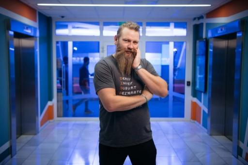 Portrett av mann med skjegg, briller og en t-skjorte med referanse til retrospill.