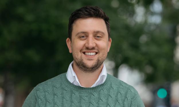 – Her finner du svar på alt du trenger for å komme i gang, uansett om du skal starte opp en frisørsalong eller brenner inne med skikkelig spennende KI-idé, sier Steffen Lie Pringle, leder for oppstart og vekst hos DNB Oppstartslos. (Foto: Stig B. Fiksdal)