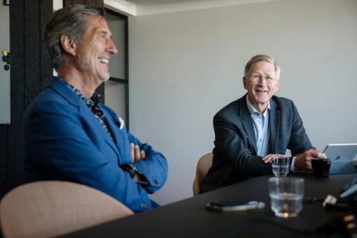 Avtroppende styreleder i Digital Norway, Walter Qvam (til venstre), leverer stafettpinnen videre til Birger Magnus. (Foto: Johnny Nordskog).