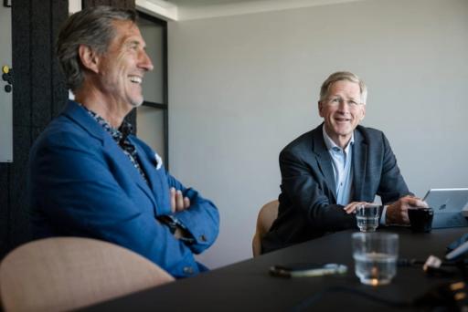 Avtroppende styreleder i Digital Norway, Walter Qvam (til venstre), leverer stafettpinnen videre til Birger Magnus. (Foto: Johnny Nordskog).