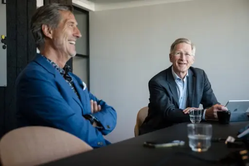 Avtroppende styreleder i Digital Norway, Walter Qvam (til venstre), leverer stafettpinnen videre til Birger Magnus. (Foto: Johnny Nordskog).