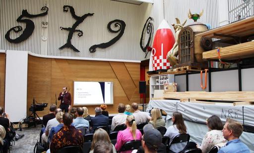 BAK KULISSENE: De store tallene på veggen henger igjen fra da «Skavlan» gikk på NRK. Men de fysiske kulissene holder ikke lenger for å lage innhold for det norske publikummet. Derfor må NRK jobbe aktivt med innovasjon og ny, digital teknologi. (Foto: Snorre Bryne).