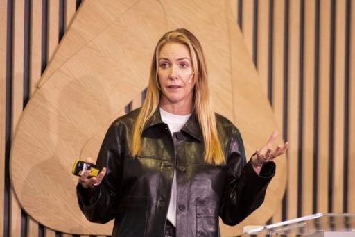 – For at vi skal jobbe mer effektivt, må vi gjøre det enklere å ta beslutninger og finne informasjon, sier Kari Anna Fiskvik, teknologidirektør i Strawberry. (Foto: Jan Tore Eriksen / Newslab)