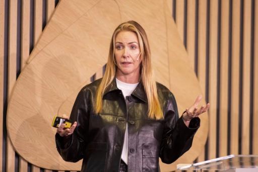 – For at vi skal jobbe mer effektivt, må vi gjøre det enklere å ta beslutninger og finne informasjon, sier Kari Anna Fiskvik, teknologidirektør i Strawberry. (Foto: Jan Tore Eriksen / Newslab)