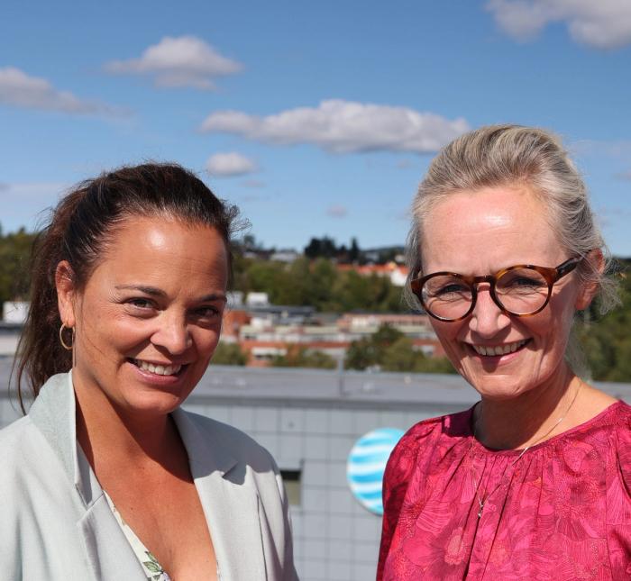 Portrett av to kvinner i lederstillinger tatt utendørs