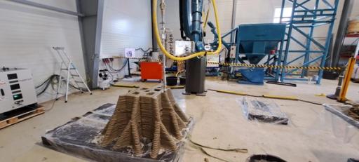 – Gjennom nye produksjonsmetoder og nye materialmuligheter kan vi bygge helt annerledes og mer miljøvennlig. Vi kan bruke mindre materialer, bygge kjappere og mer bærekraftig, sier Eirik Kristensen i Veidekke. Her ser vi en betongprinter i aksjon i verkstedet til MIL. 