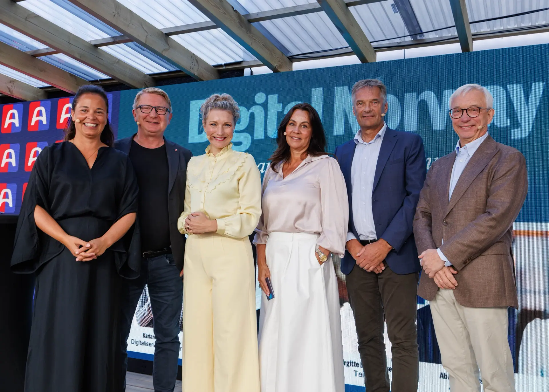 Fra venstre: Liv Dingsør, daglig leder i Digital Norway, Bjørn Tore Markussen, direktør for teknologi og IKT i Forsvaret, Karianne Tung, digitaliserings- og forvaltningsminister, Birgitte Engebretsen, administrerende direktør i Telenor Norge, Abraham Foss, konsernsjef i Avinor, og Karl Eirik Schjøtt-Pedersen, riksrevisor. (Foto: Øyvind Ganesh)