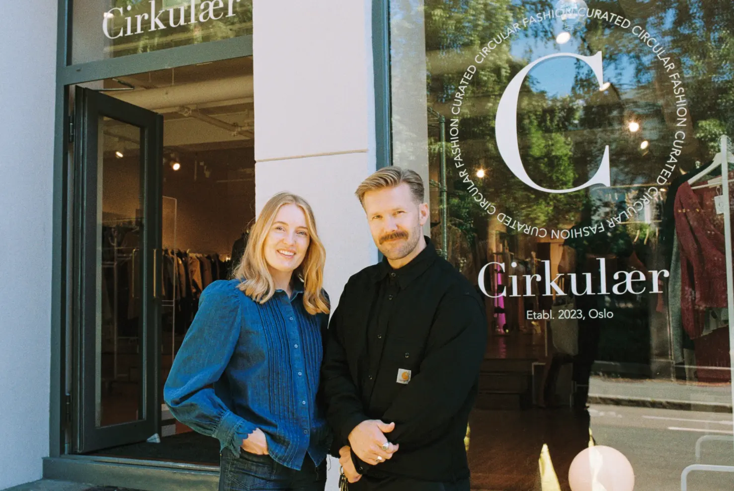Einar Michaelsen og Camilla Novik Woje startet bruktbutikkjeden Cirkulær. Erfaringene derfra ble utgangspunktet for teknologiselskapet Circular, der Einar er daglig leder og Camilla er styreleder. (Foto: Selma Haaland)