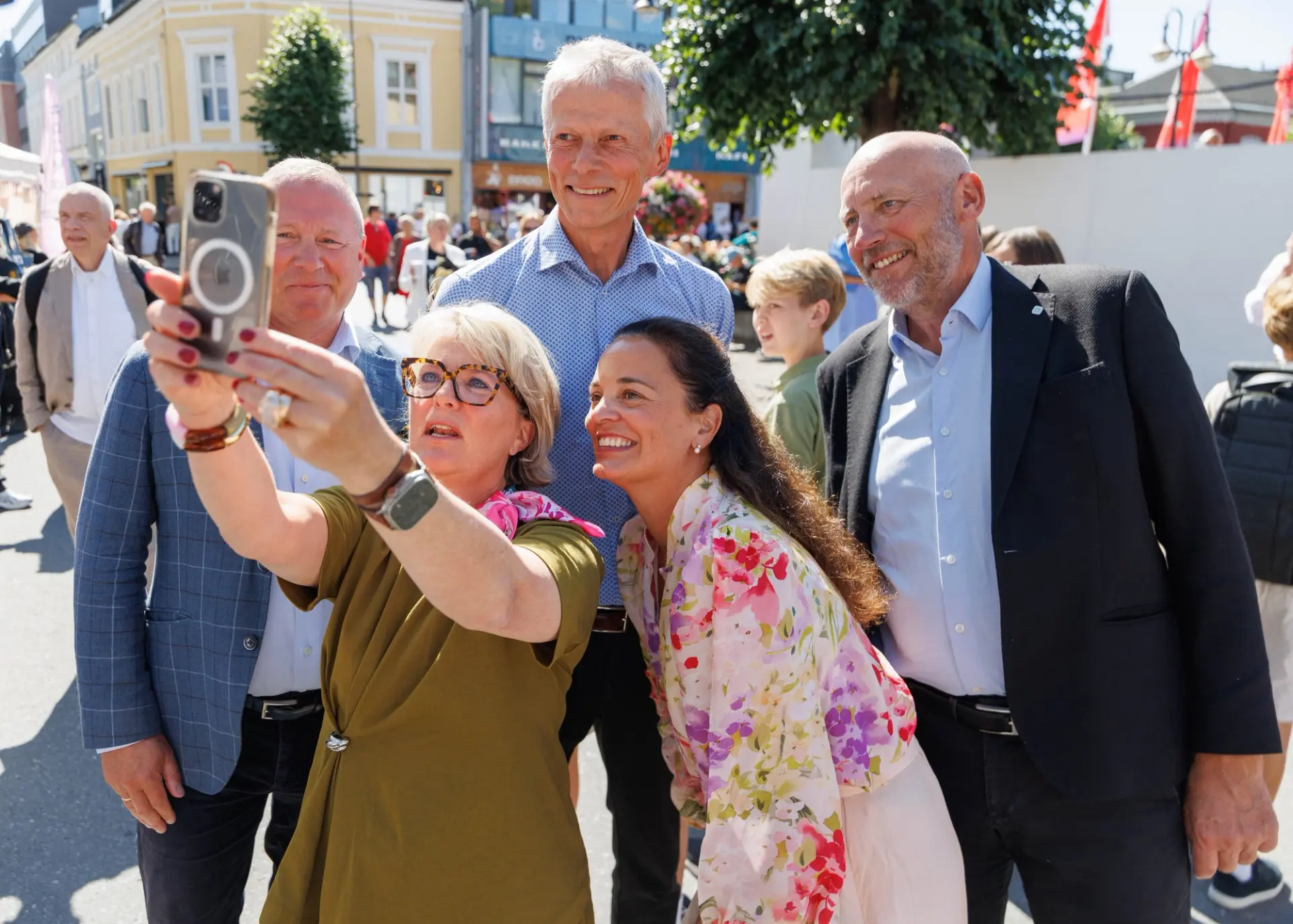 Deltakerne i Digital Norway-debatten «Må topplederen være en KI-maniac?» samlet under Arendalsuka. Budskapet fra scenen var tydelig: Toppledere må selv forstå og bruke KI. (Foto: Øyvind Ganesh)