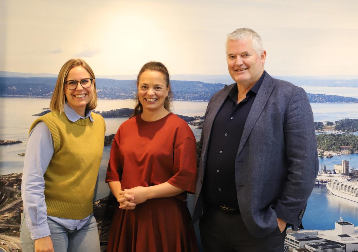 Fra venstre: Kari Befring Bjørnstad, direktør for innovasjon og digitalisering i DiBK, Liv Dingsør, daglig leder i Digital Norway og Per Arne Horne, direktør i DiBK. (Foto: DiBK)