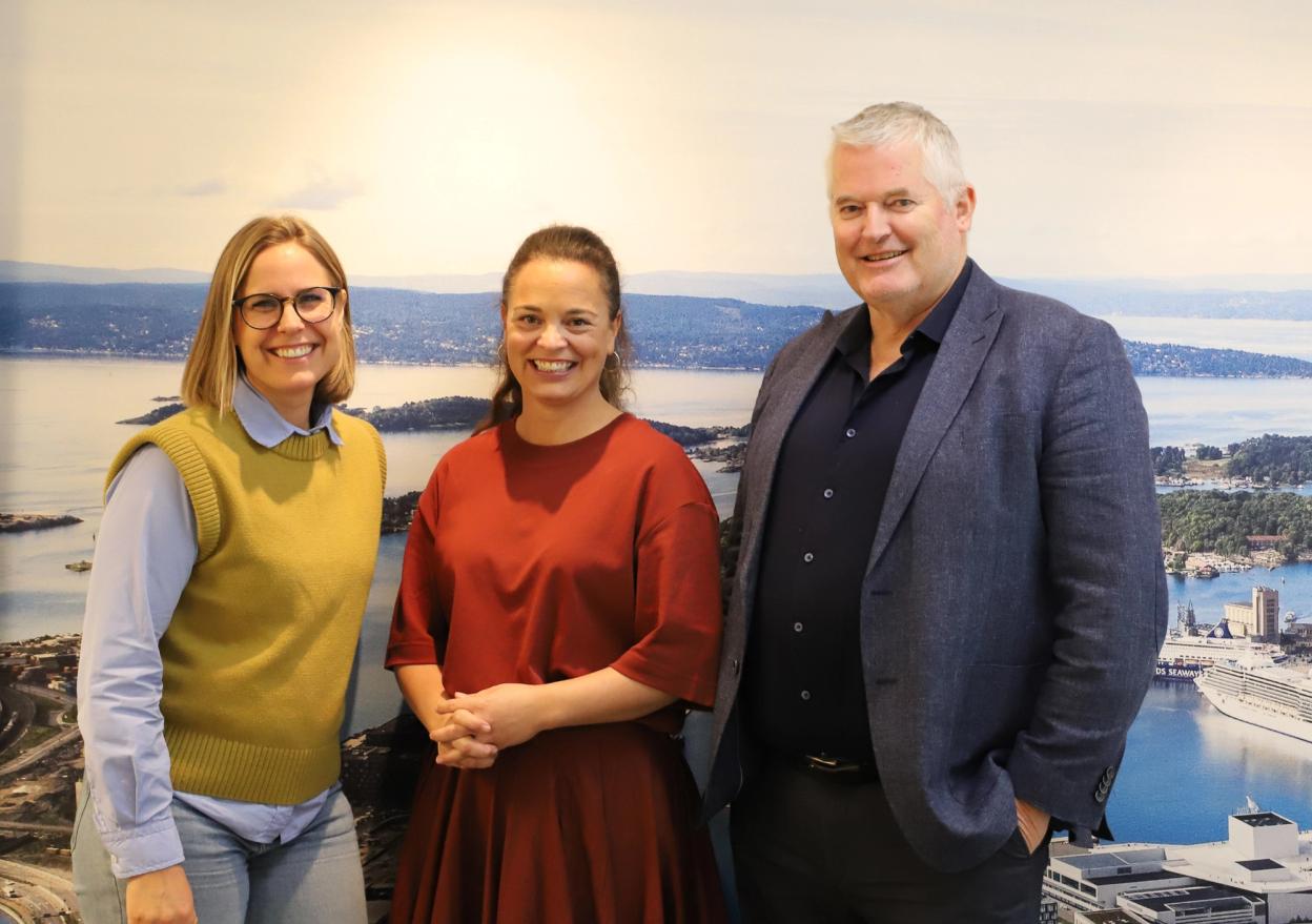 Fra venstre: Kari Befring Bjørnstad, direktør for innovasjon og digitalisering i DiBK, Liv Dingsør, daglig leder i Digital Norway og Per Arne Horne, direktør i DiBK. (Foto: DiBK)