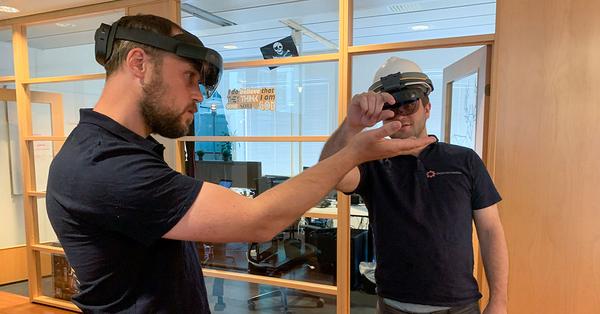 SIMULERT SAMARBEID: Jo Jørgen Stordal (t.v.) og backend-utvikler Christian Schlosser bruker AR-briller til å jobbe med samme hologram. Foto: Thalia Gellerstedt / Pointmedia