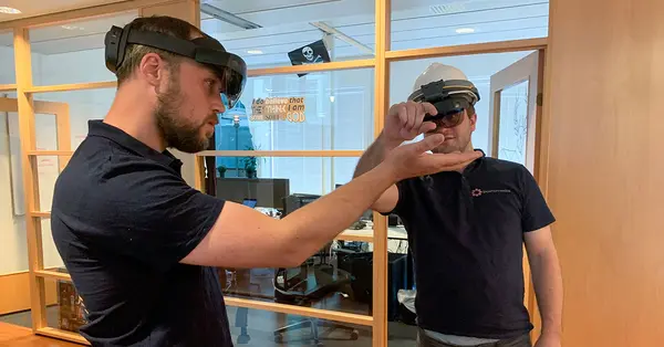SIMULERT SAMARBEID: Jo Jørgen Stordal (t.v.) og backend-utvikler Christian Schlosser bruker AR-briller til å jobbe med samme hologram. Foto: Thalia Gellerstedt / Pointmedia