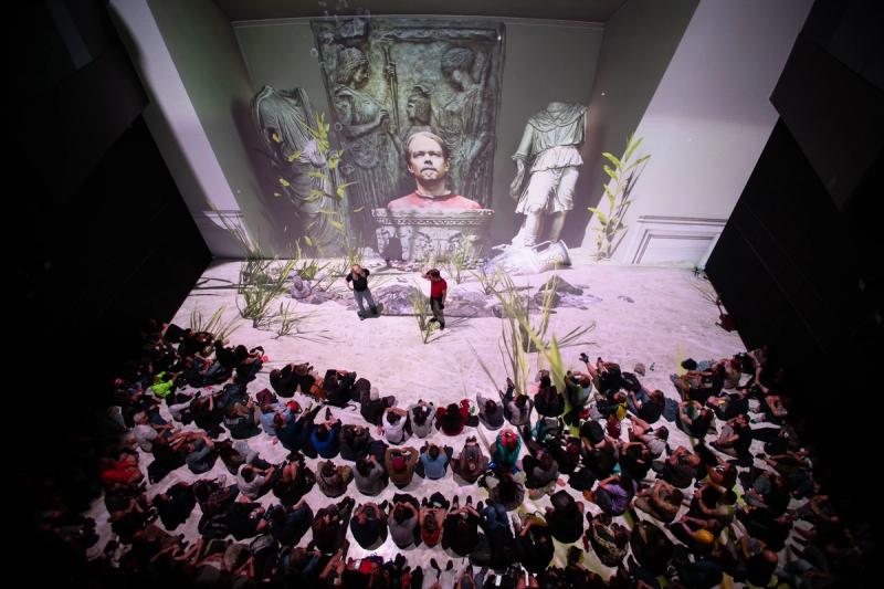 Tek og teater i skjønn forening. Her skuespillerne Ane Dahl Torp og Joachim Rafaelsen på scenen. Foto: Ars Electronika