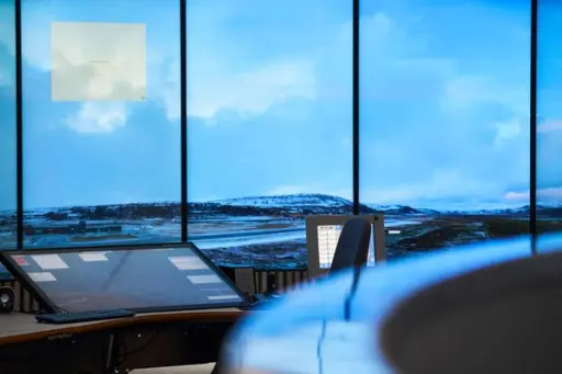 Dette er ikke utsikten fra et kontrolltårn – men fra en arbeidsstasjon på Avinors eksterne kontrollsenter i Bodø, der 15 flyplasser skal fjernstyres. Foto: Avinor