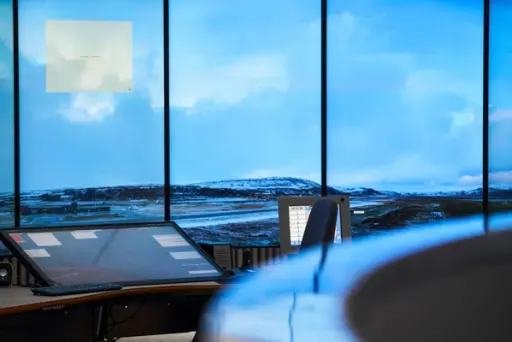 Dette er ikke utsikten fra et kontrolltårn – men fra en arbeidsstasjon på Avinors eksterne kontrollsenter i Bodø, der 15 flyplasser skal fjernstyres. Foto: Avinor