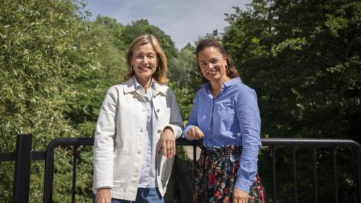 – Jeg tror for eksempel det er en masse arbeid som kunstig intelligens kan støtte oss i, og det er mange prosesser hos oss som kan automatiseres, sier Danielsen (til venstre), her sammen med daglig leder i Digital Norway, Liv Dingsør. (Foto: Digital Norway)