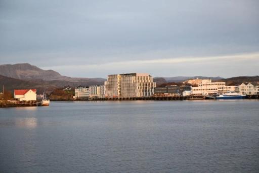 Brønnøysundregistrene, sett fra sjøsiden.