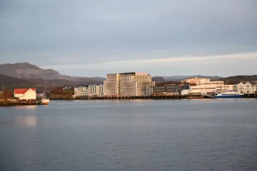 Brønnøysundregistrene, sett fra sjøsiden.