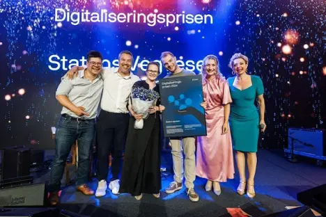 Kollegene Thomas Sirland, Johan Fu, Line Victoria Nilsen og Preben Drangsholt mottok prisen på vegne av Statens vegvesen fra digitaliserings- og forvaltningsminister Karianne Tung og konferansier Hilde Louise Asbjørnsen. Foto: Killian Munch