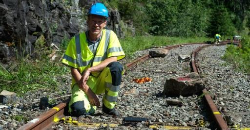 DIGITAL RASVARSLING: Sensorer kan også brukes til å registrere ras i sporet. Her tester Prosjektleder Yme Kvistedal i Bane NOR digital rasvarsling. Foto: Liv Tone Otterholt / Bane NOR