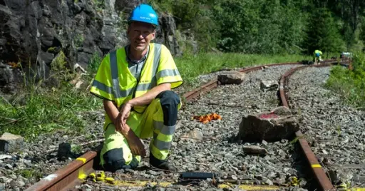 DIGITAL RASVARSLING: Sensorer kan også brukes til å registrere ras i sporet. Her tester Prosjektleder Yme Kvistedal i Bane NOR digital rasvarsling. Foto: Liv Tone Otterholt / Bane NOR