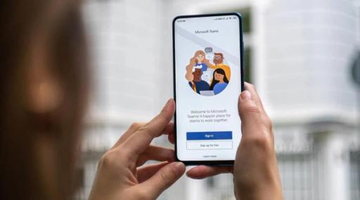 Teams og andre samhandlingsverktøy finnes også som mobilapp. Illustrasjonsfoto: Mika Baumeister / unsplash