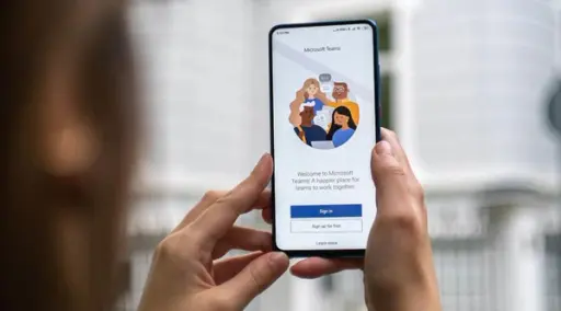 Teams og andre samhandlingsverktøy finnes også som mobilapp. Illustrasjonsfoto: Mika Baumeister / unsplash