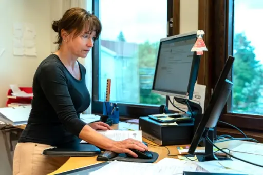 Digital kompetanse er viktig overalt – også her hos Østfold kommunerevisjon. Foto: Erik Kirkman