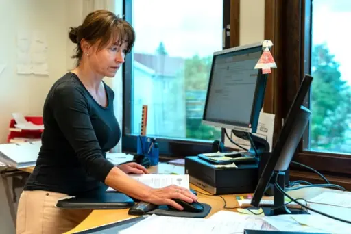 Digital kompetanse er viktig overalt – også her hos Østfold kommunerevisjon. Foto: Erik Kirkman