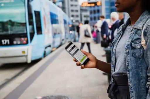App-samfunnet. Ruters apper løste på mange måter selskapets massive it-problemer, og har vært populære hos publikum. Nå tester de ut varianter der vi aldri skal måtte ta telefonen ut av lommen for å resie. Foto: Ruter AS/Redink Hampus Lundgren