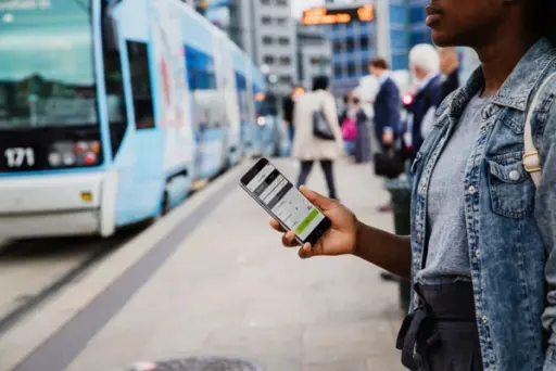 App-samfunnet. Ruters apper løste på mange måter selskapets massive it-problemer, og har vært populære hos publikum. Nå tester de ut varianter der vi aldri skal måtte ta telefonen ut av lommen for å resie. Foto: Ruter AS/Redink Hampus Lundgren
