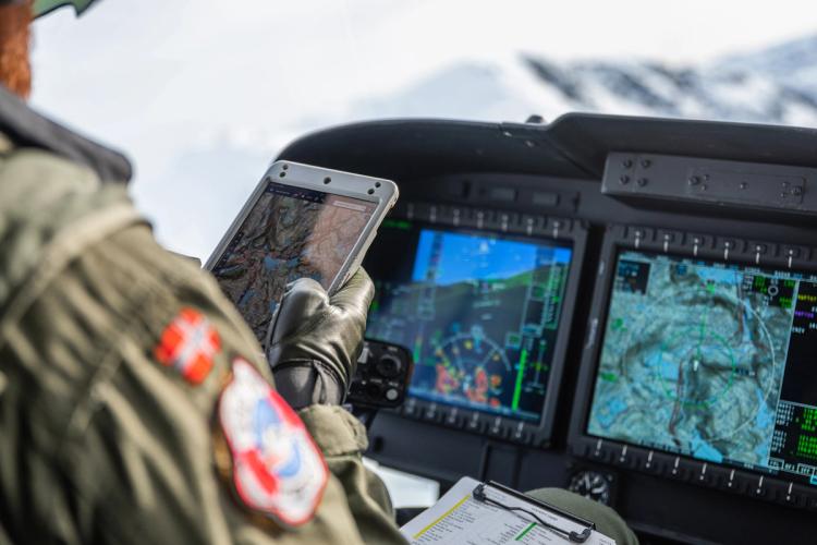 Forsvaret er avhengige av gode og oppdatere kart. Her fra cockpit i et SAR Queen redningshelikopter. Foto: Fabian Helmersen / Forsvaret