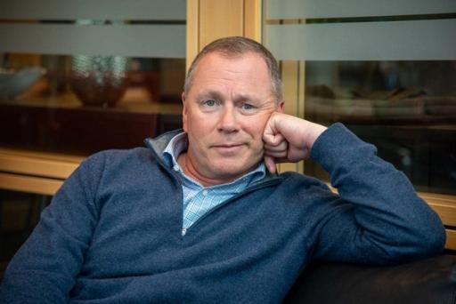 Nicolai Tangen holder åpningstalen under norgemesterskapet. (Foto: Digital Norway)