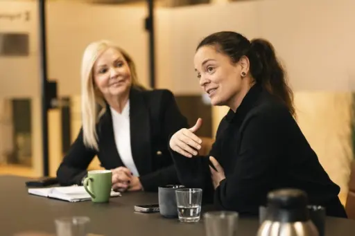 – Econa representerer en frontlinje i digitaliseringen av samfunnet, sier Liv Dingsør, daglig leder i Digital Norway (til høyre). (Foto: Jan Tore Eriksen / Newslab)