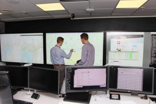 “Verdens mest verdifulle data”. En gang var Ruter bildet på krevende digitalisering. I dag, i Ruters informasjons- og samordningssentral, samles de verdifulle dataene om hvor, når og hvordan Oslo-folk reiser inn i sanntid. Og deles med de som trenger det. Foto: Ruter