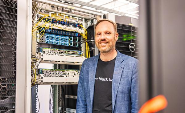 Ole-Christoffer Granmo, professor ved Universitetet i Agder, har funnet opp et alternativ til tradisjonelle nevrale nettverk, som vekker oppsikt på tvers av internasjonale tech-miljøer (Foto: Damares Stenbakk/UiA)