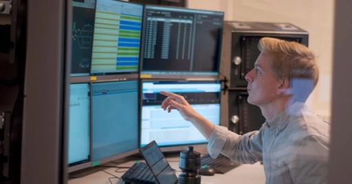 TESTER FOR FREMTIDEN: Magnus Pedersen ved testlabben for ERTMS på Campus Nyland. Foto: Liv Tone Otterholt / Bane NOR
